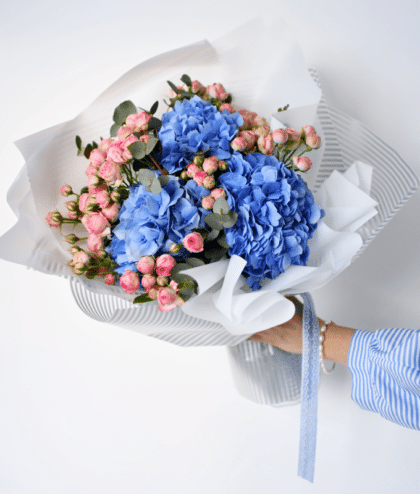 Arrangement of Roses with Hydrangea